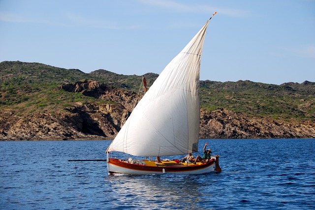 sailboat-526526_640